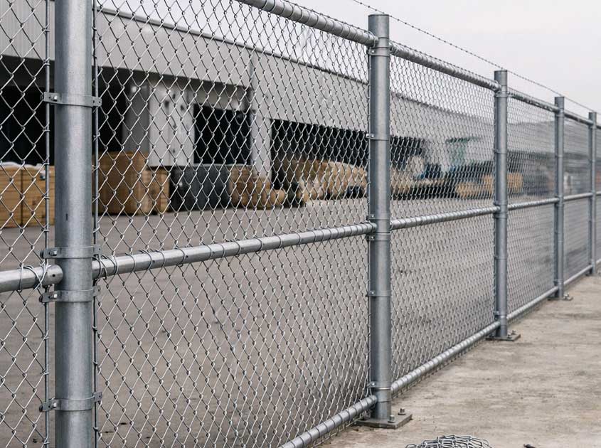 Galvanized Chain Link Fence vs PVC Coated: Which One Is Right for You